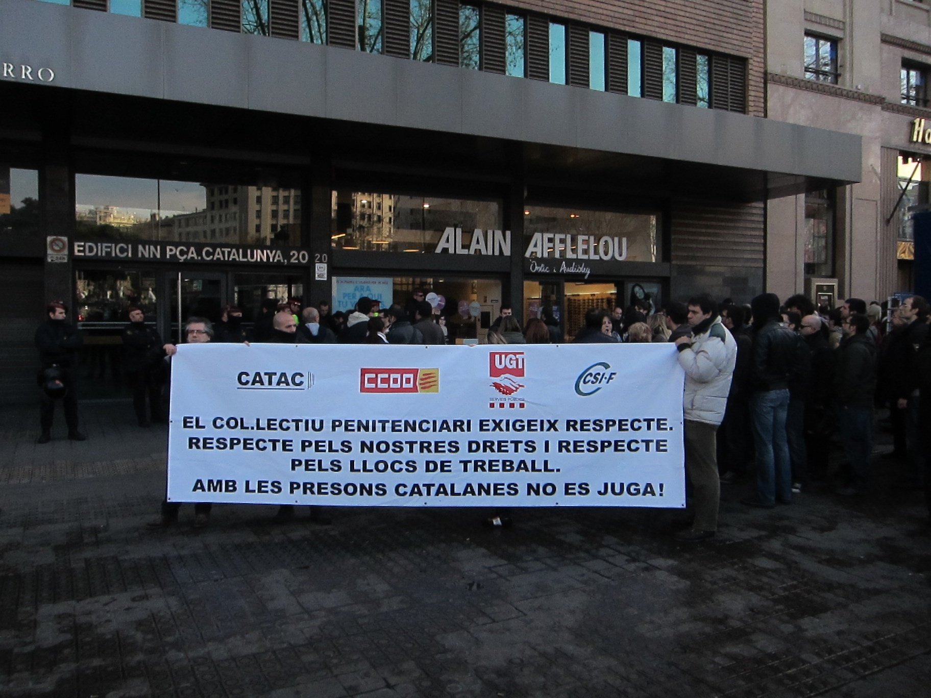Funcionarios catalanes de prisiones exigen ante la sede de Función Pública su participación en las negociaciones