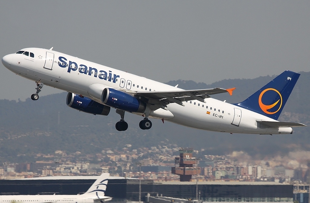 «Medidas preventivas» de Fomento y AENA para garantizar los derechos de pasajeros de Spanair