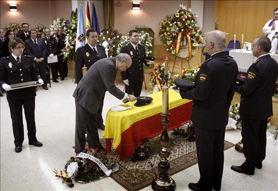 Autoridades españolas y eslovacas arropan en el funeral a la familia del policía muerto