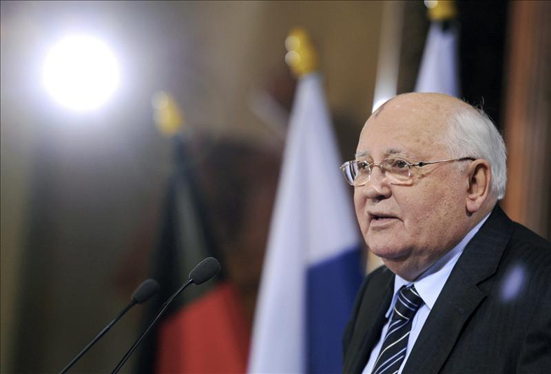 Gorbachov propone un referendo para «acabar con la autocracia» en Rusia
