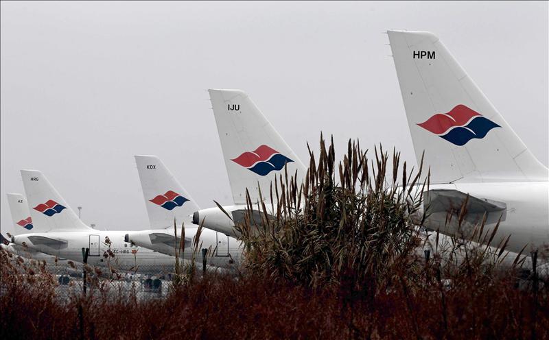 Llega a Barcelona un avión desde Gambia con pasajeros afectados de Spanair