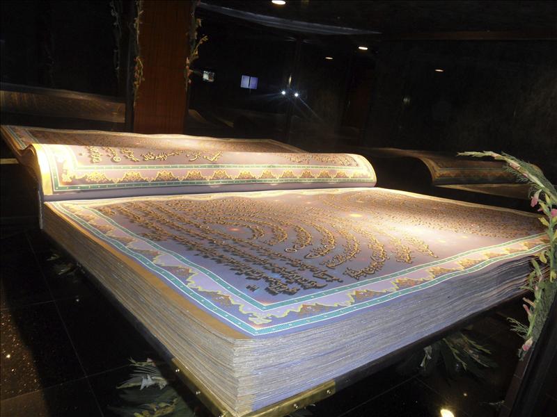 El mayor Corán del mundo mide 2,28 metros y se expone en Kabul