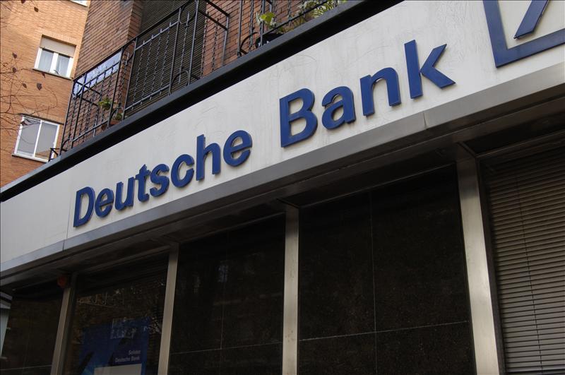 La crisis de la deuda impacto en los beneficios de  Deutsche Bank