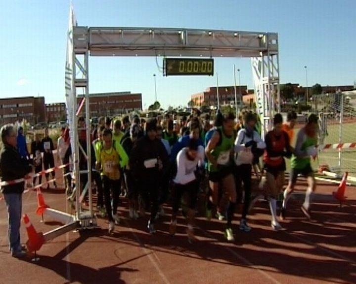 Decenas de corredores desafían al frío participando en la carrera contra el cáncer en la sierra de Madrid