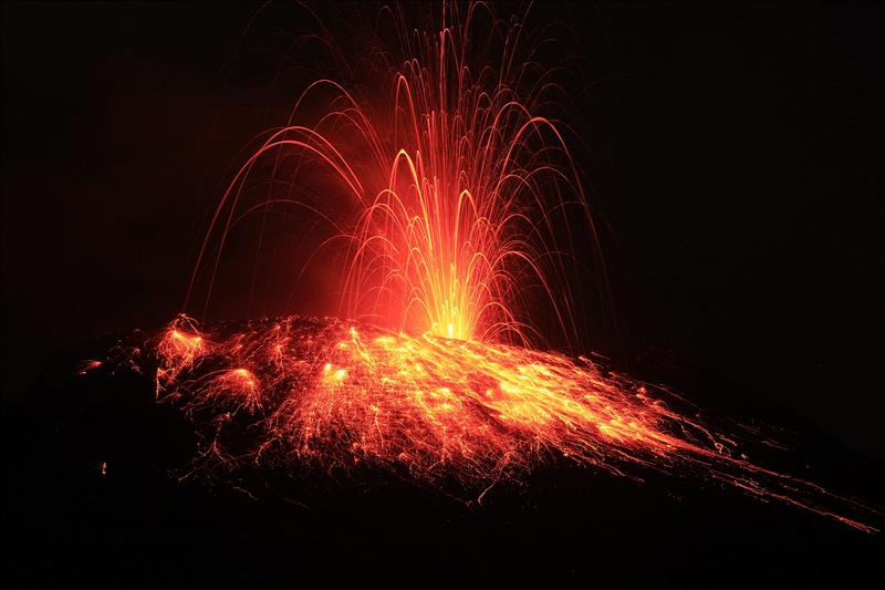 Erupciona un volcán en los Andes ecuatorianos