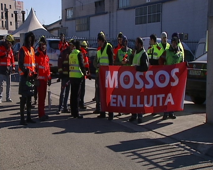 Mossos d»Esquadra protestan ante Mas tras la «farsa» de la primera negociación sobre recortes