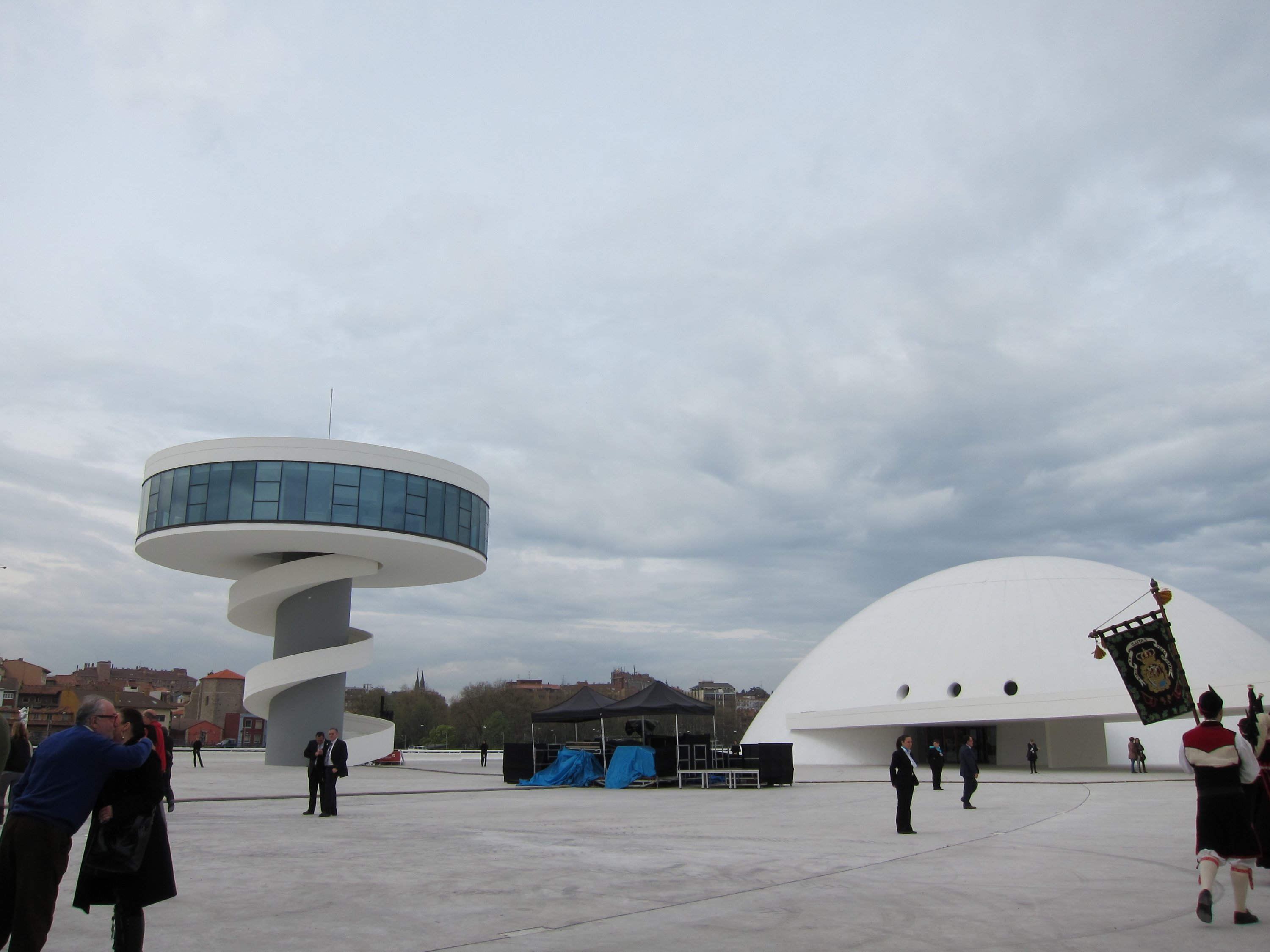 Aréstegui afirma que si el PP forma parte del gobierno, el Centro Niemeyer volverá a ser gestionado por su fundación