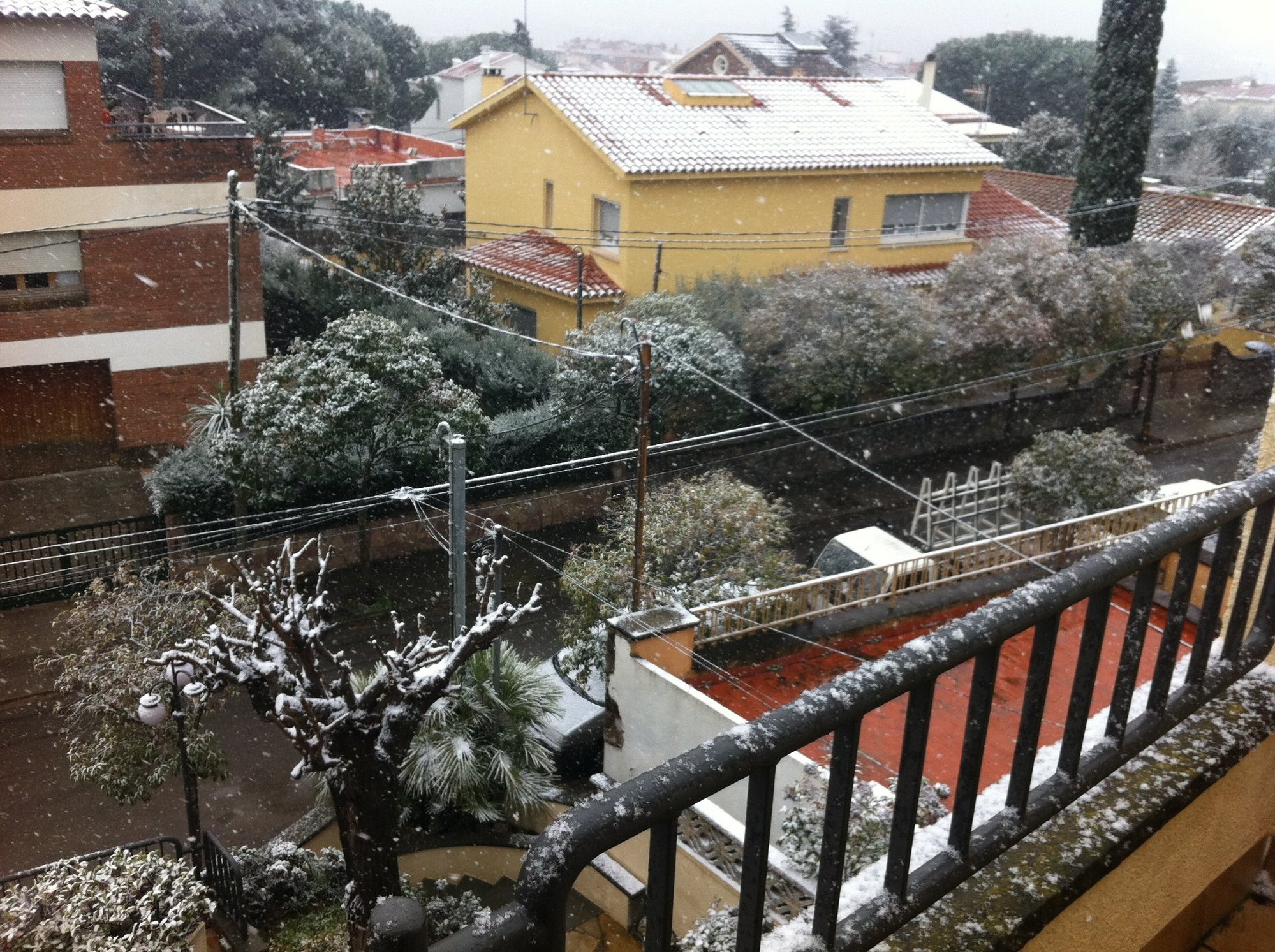 Nieva en el Vallès y caen pequeños copos en la zona alta de Barcelona