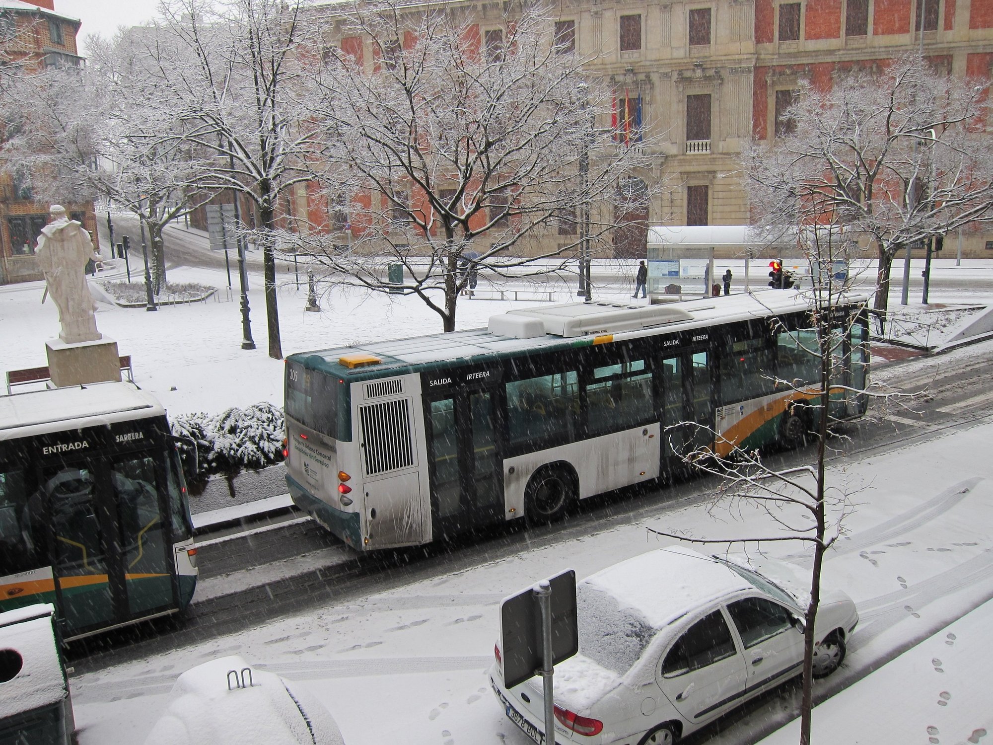 La nieve provoca desajustes horarios en todas las líneas del transporte urbano en Pamplona y su comarca