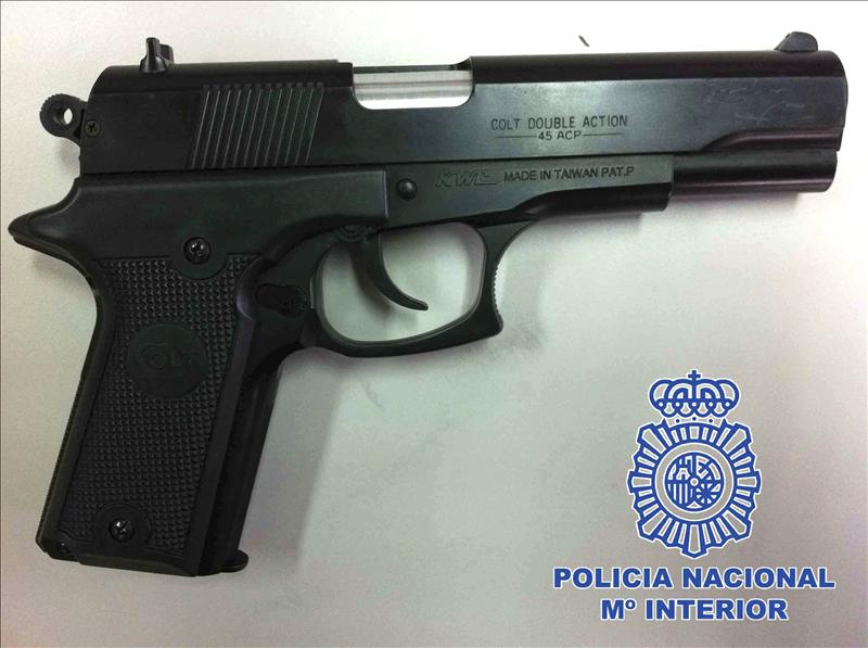 Detenidos un padre y su hijo menor de edad tras robar armados nueve bancos en Madrid