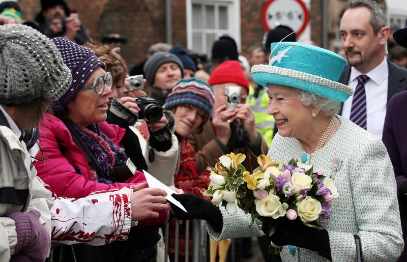 Isabel II agradece a los ciudadanos su confianza tras cumplir 60 años de reinado
