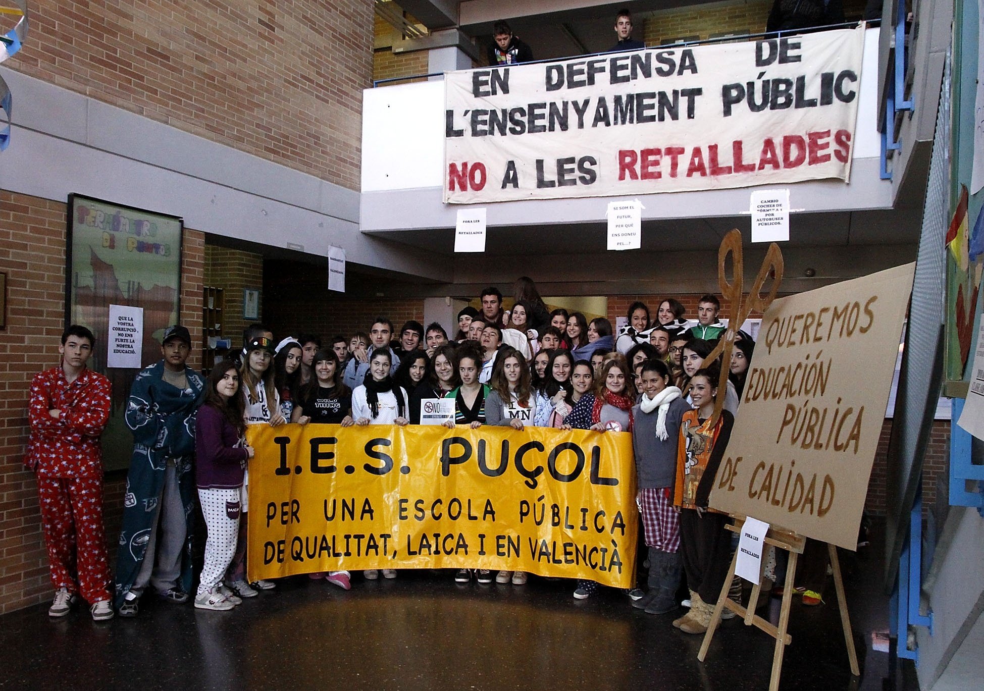 Alumnos de Puçol (Valencia) van a clase en pijama para protestar por los recortes en educación