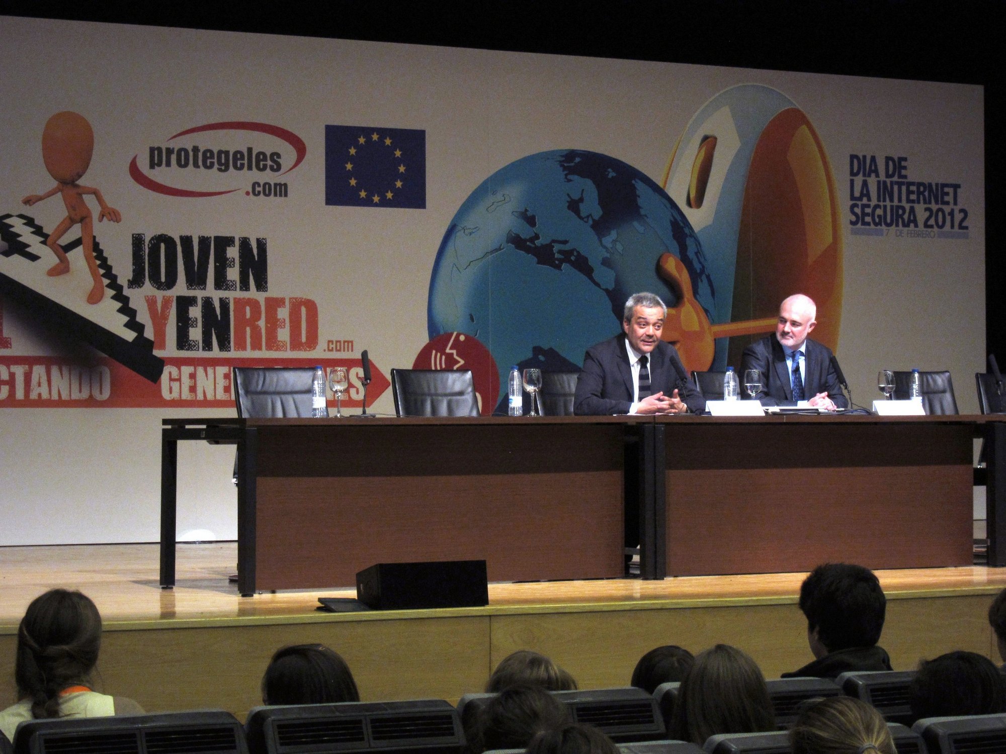 Calvo-Sotelo pide a menores de toda España que ayuden a sus padres a utilizar las nuevas tecnologías