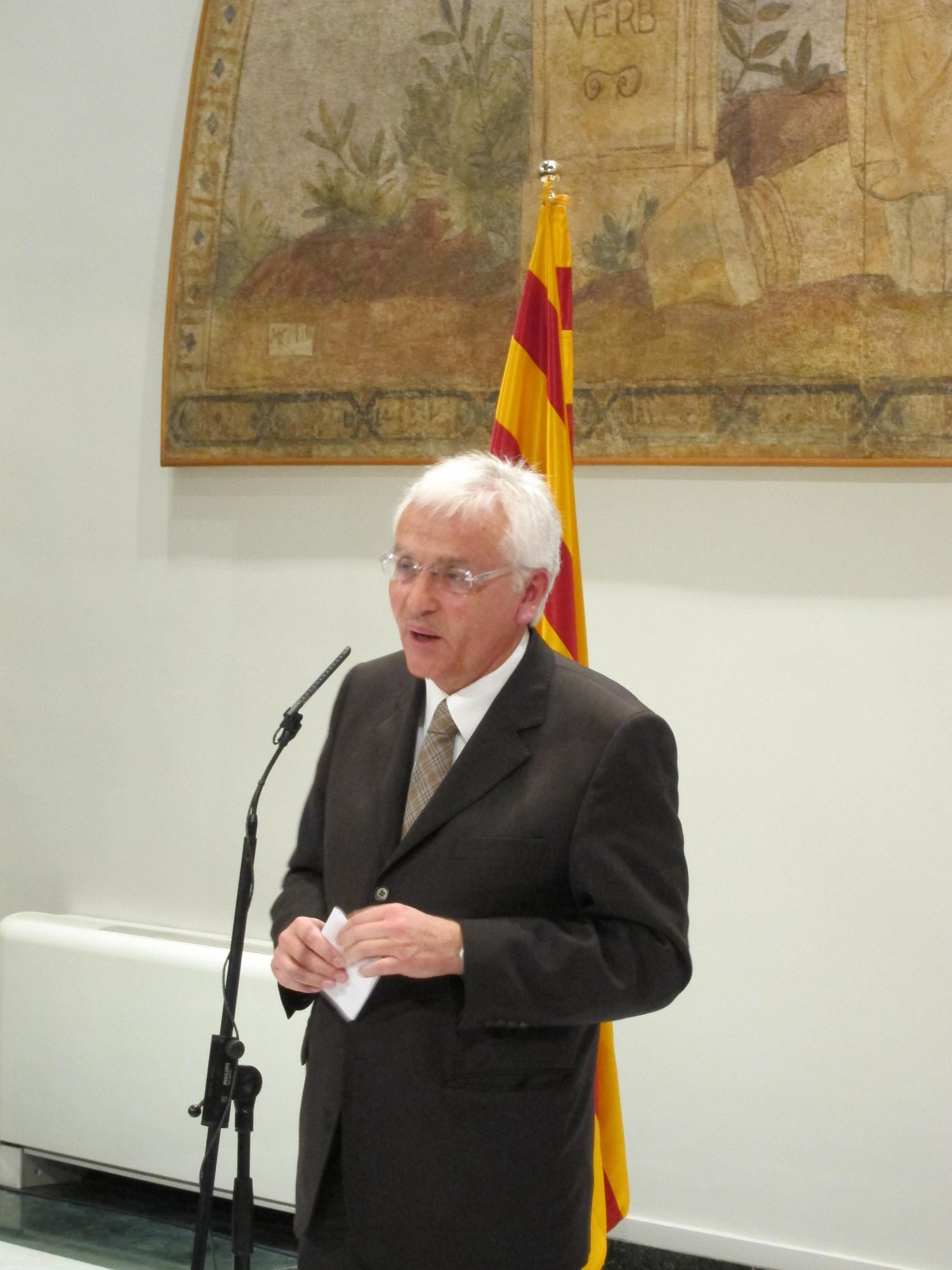El consejero catalán de Cultura asegura que los homenajes institucionales se harán «más adelante»