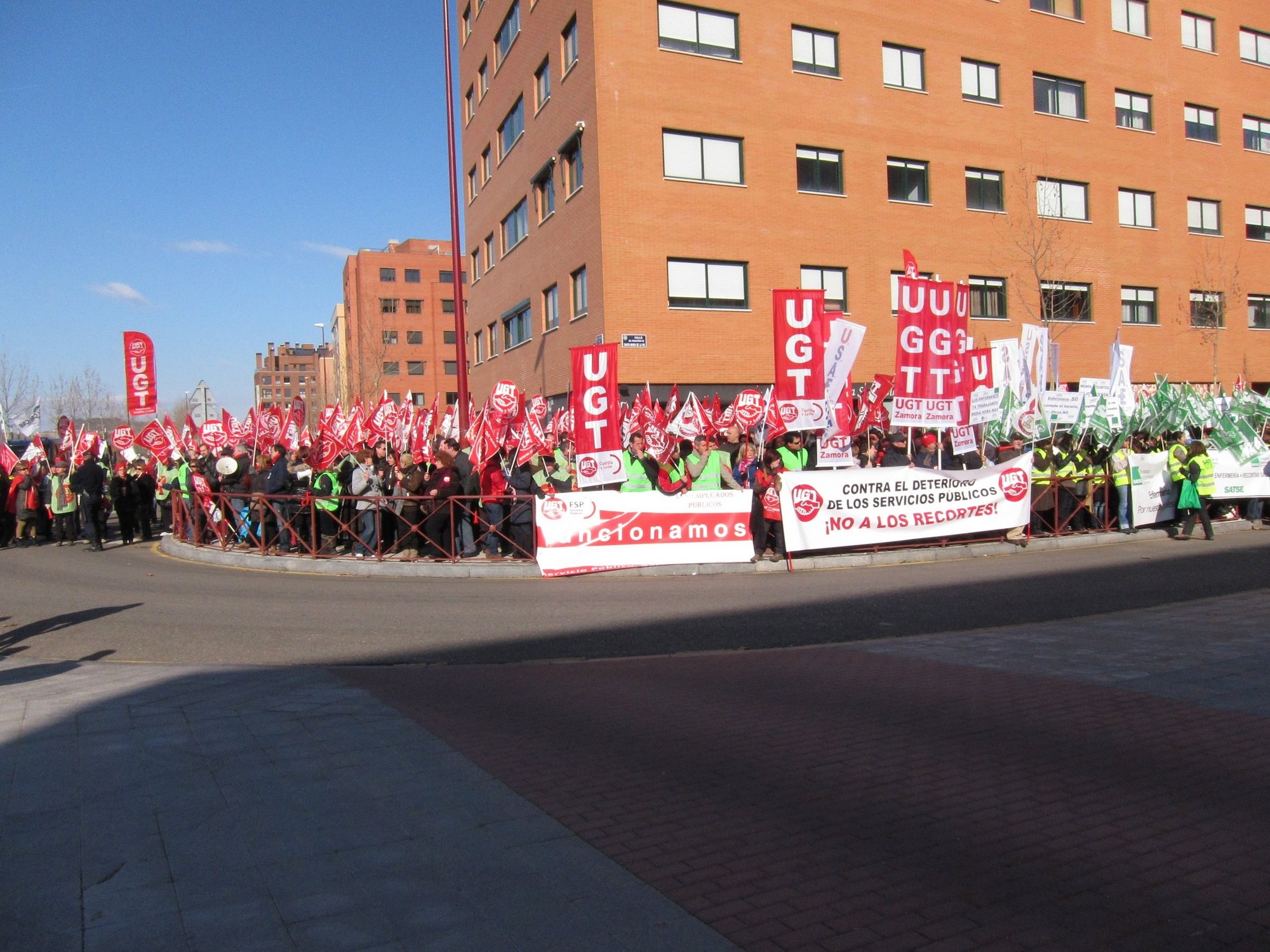 Cerca de un millar de empleados públicos se concentra frente a las Cortes en contra de las medidas de la Junta