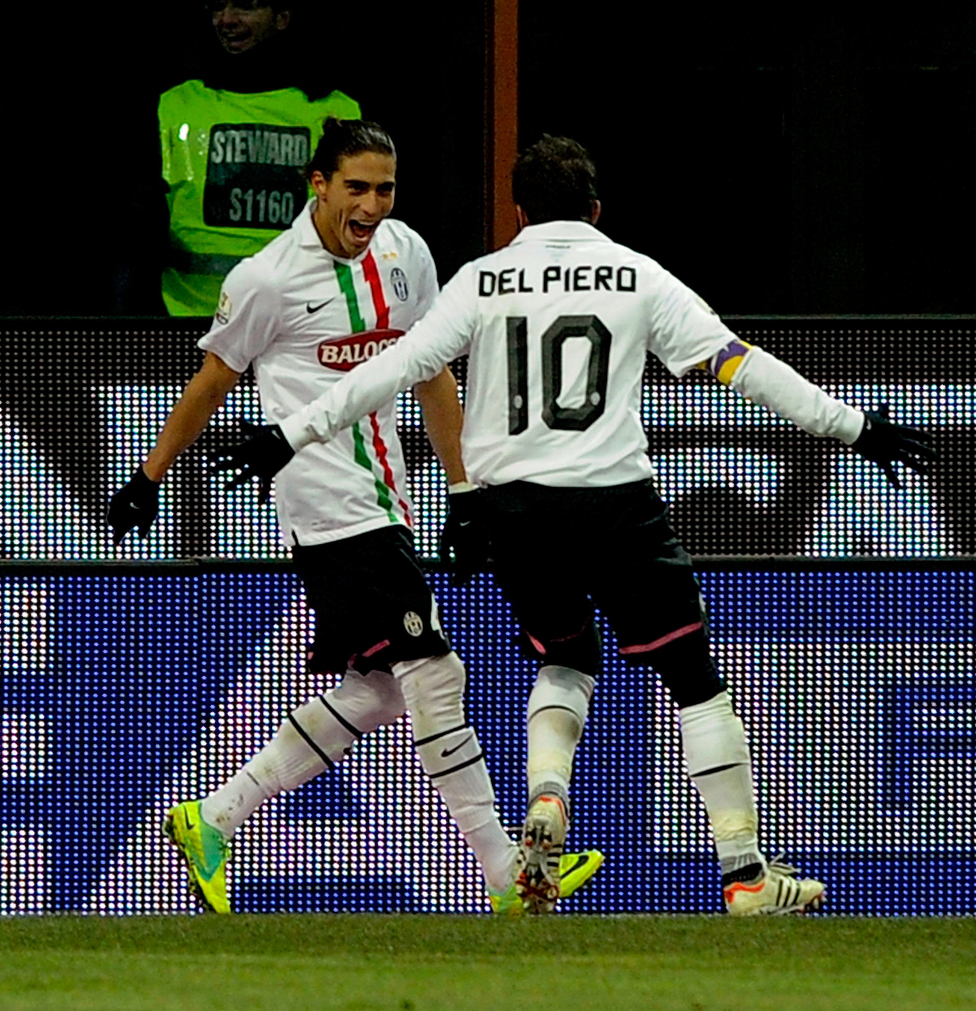 Un doblete de Cáceres noquea al Milan y coloca a la Juventus a un paso de la final