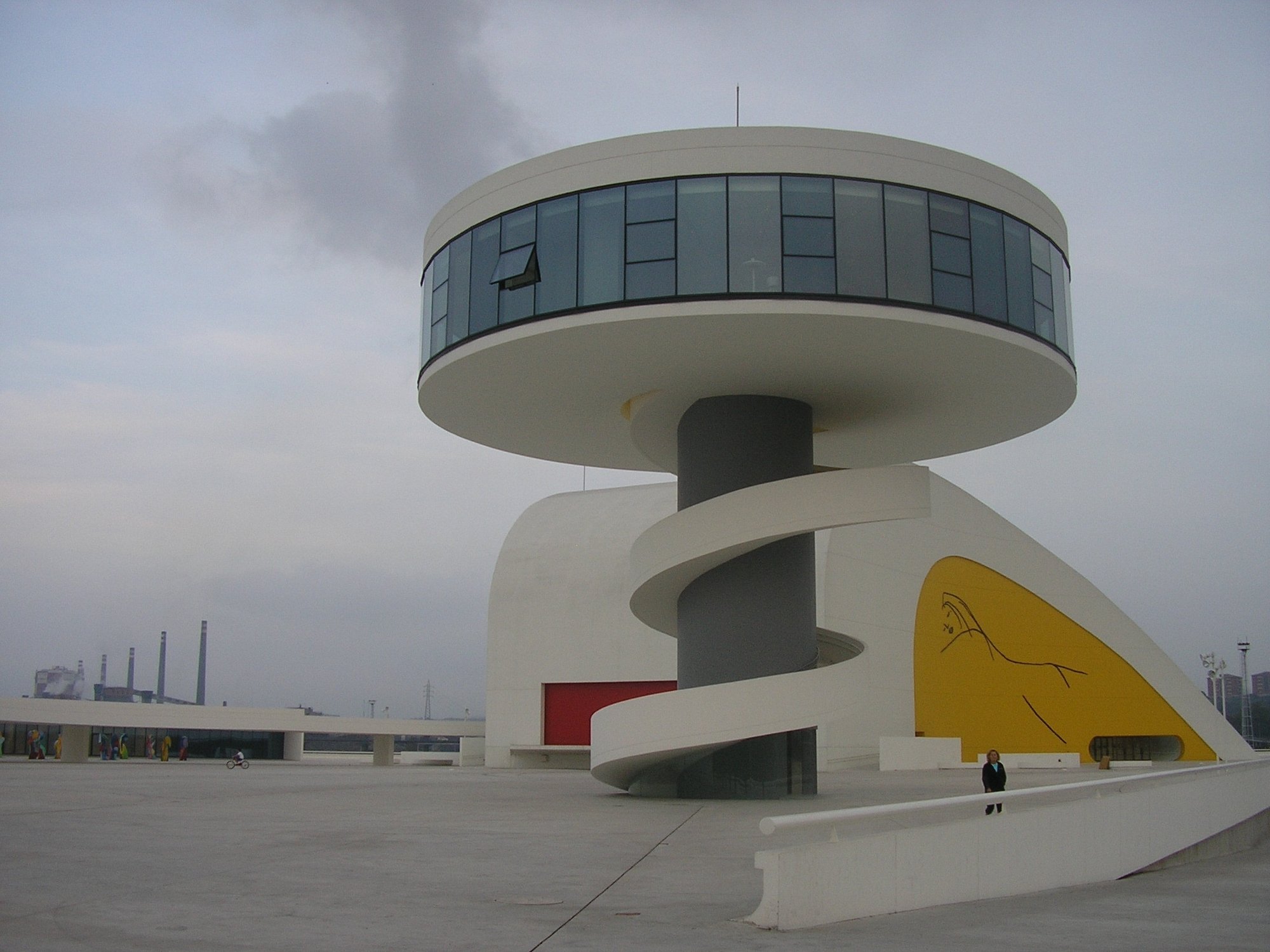El PP acusa al gobierno asturiano de «apropiarse» del Centro Oscar Niemeyer y convertirlo en un «chiringuito» de Foro