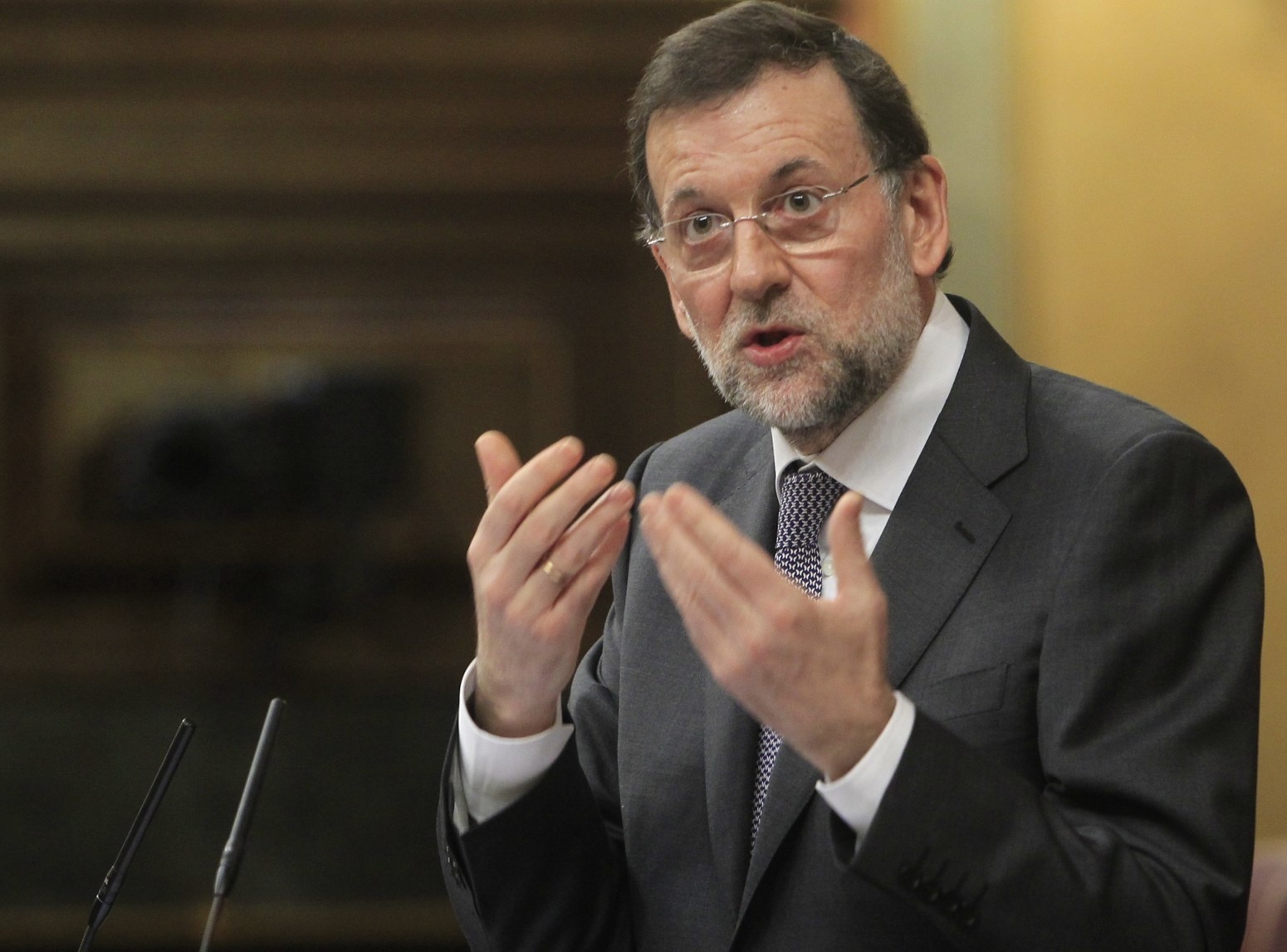 Rajoy replica a la oposición que su objetivo es el crecimiento, aunque lo primero es contener el déficit