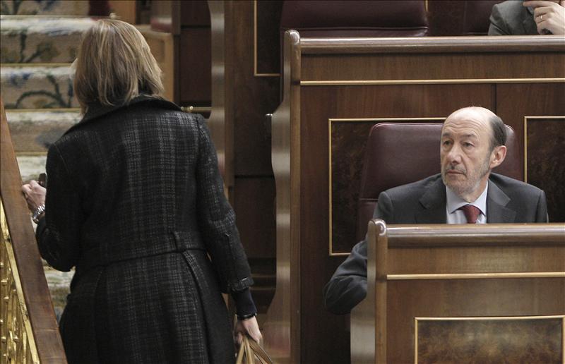 Rubalcaba le dice a Rajoy que si sigue con el ajuste, no se podrá pagar el coste social