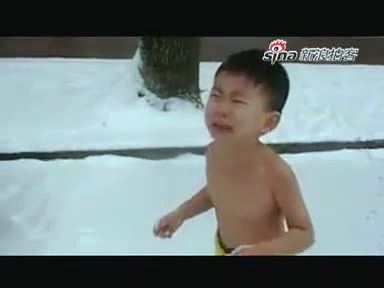 Indignación en la Red por el vídeo de un niño de cuatro años sin ropa en la nieve