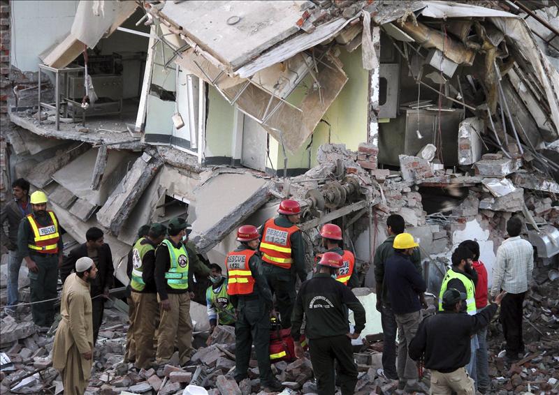 Un rescatado dice que hay niños bajo los escombros de un edificio en Pakistán