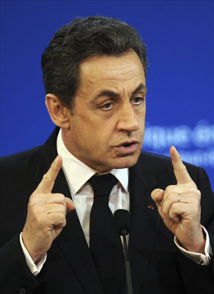 Sarkozy, favorable a que la ultra Le Pen se presente a los comicios franceses