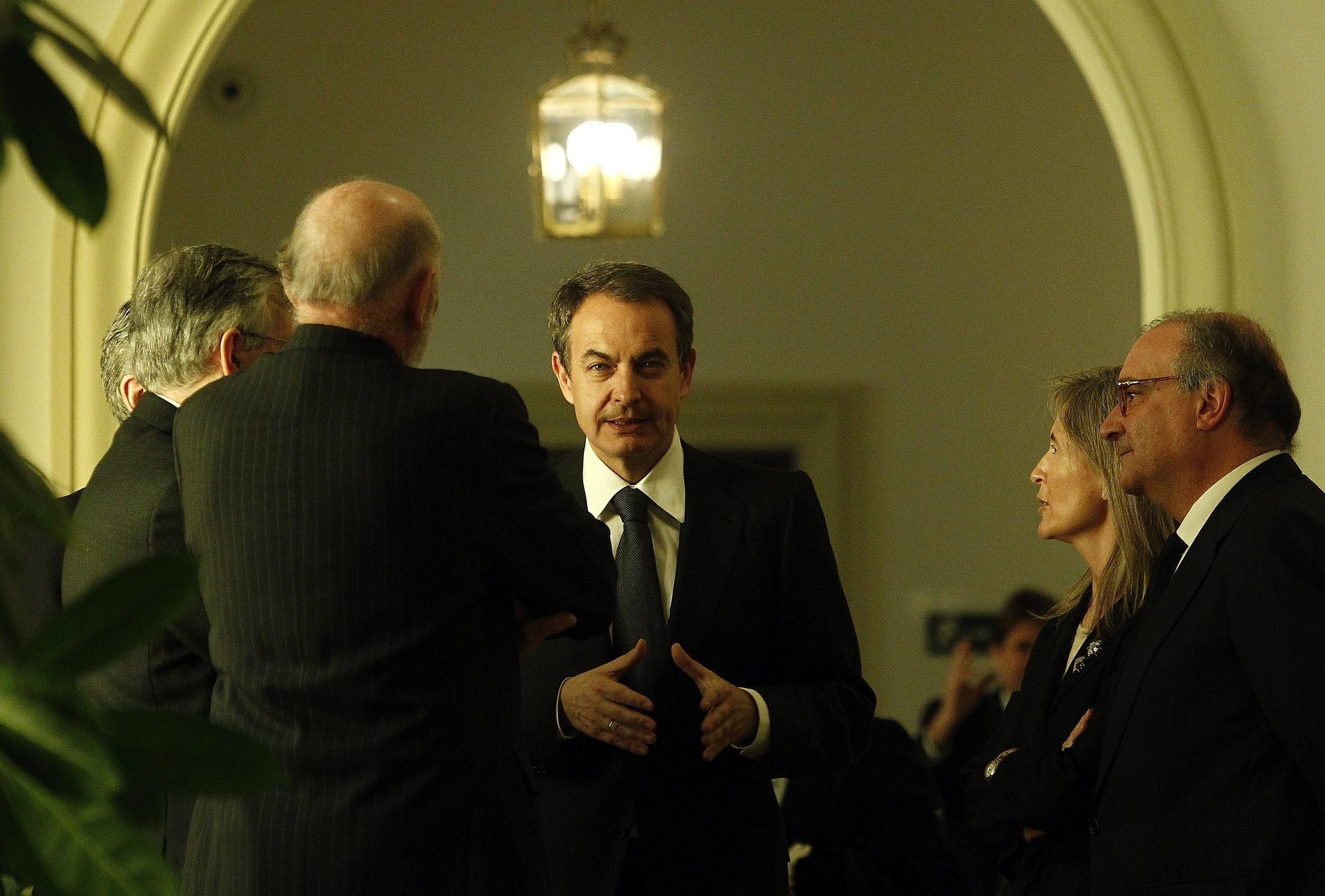 Zapatero pide «todo el apoyo político e institucional» para el Gobierno