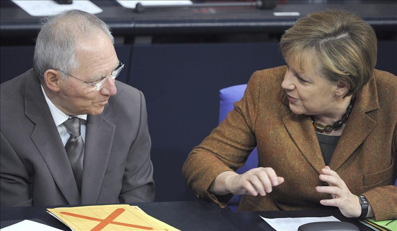 Merkel informa a los jefes de partido y grupos parlamentarios sobre Grecia