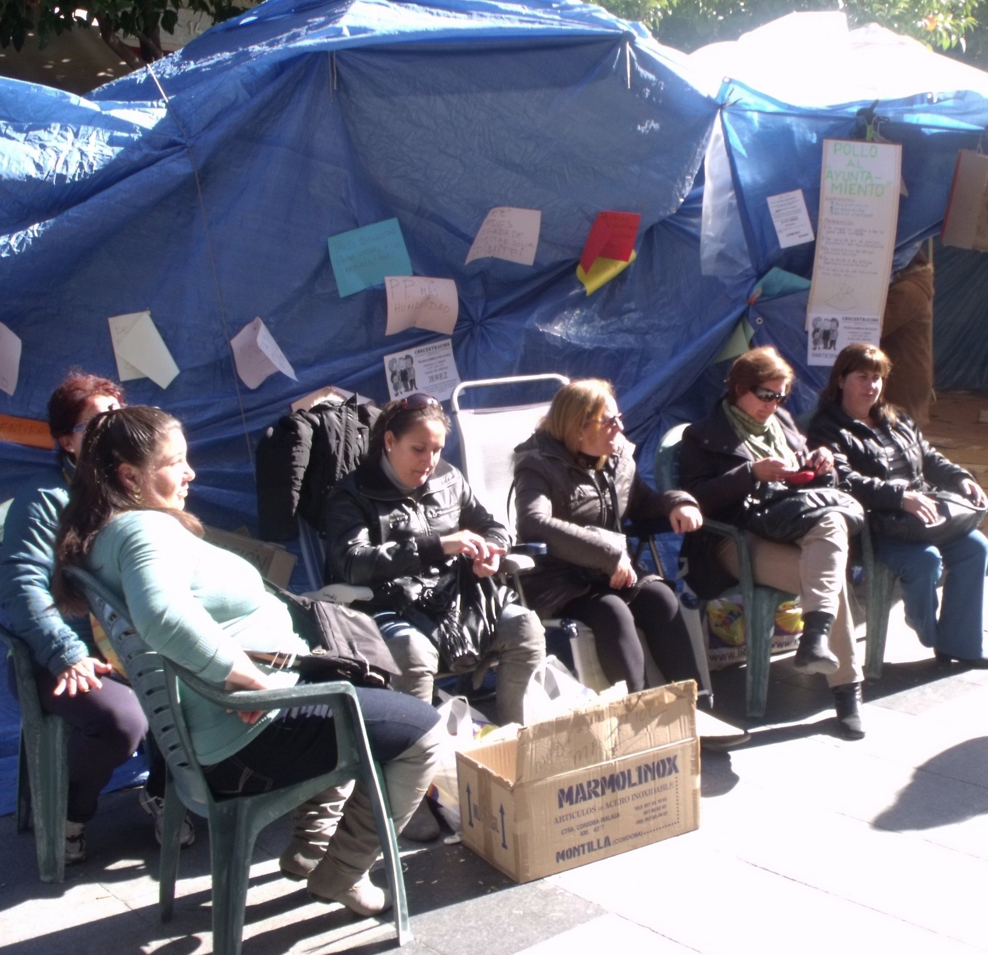 Trabajadoras de Acasa mantienen su acampada pese a cobrar dos de las cuatro mensualidades pendientes