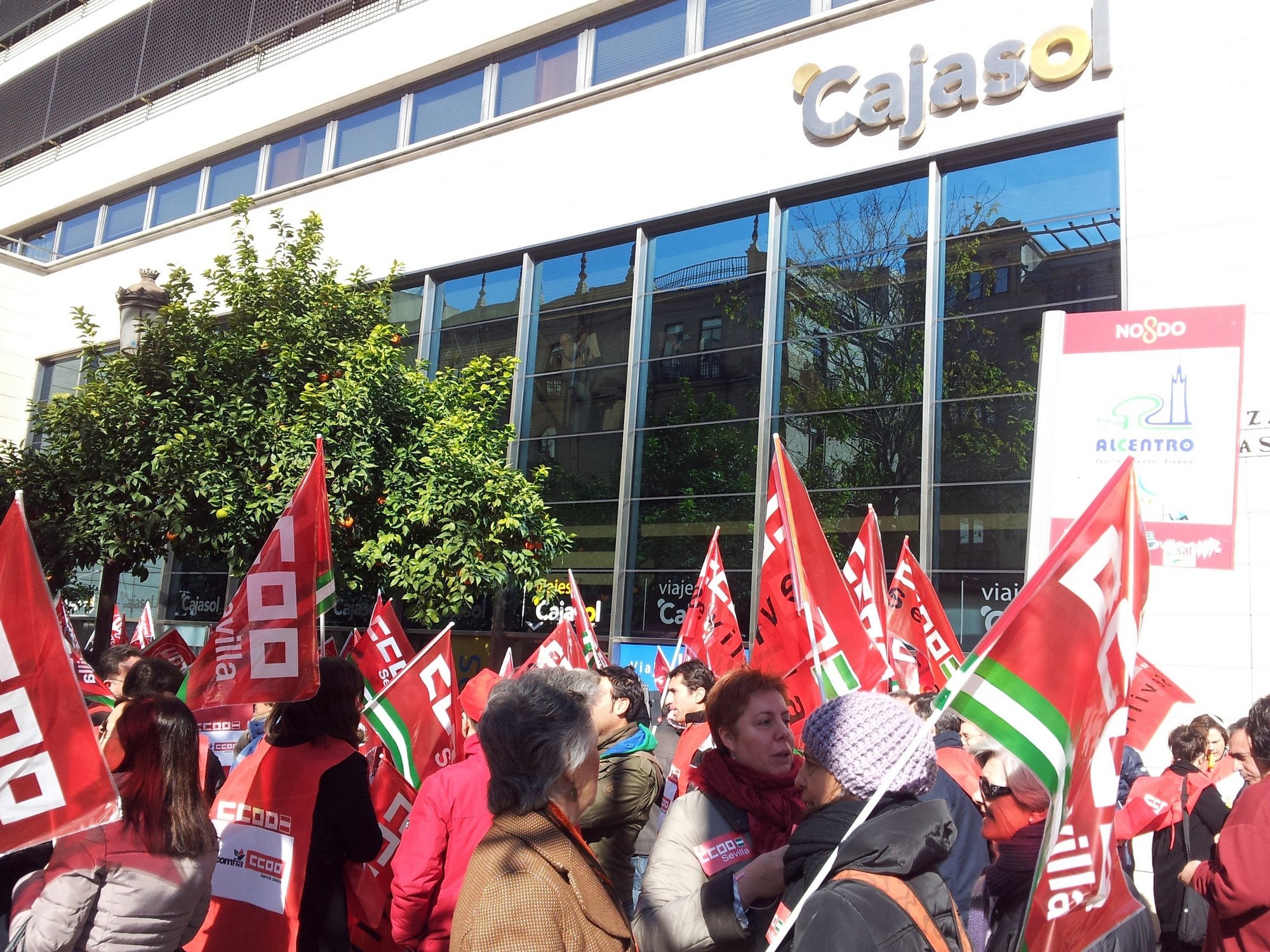 Trabajadores de Banca Cívica se concentran en Sevilla contra el anuncio de 1.480 despidos