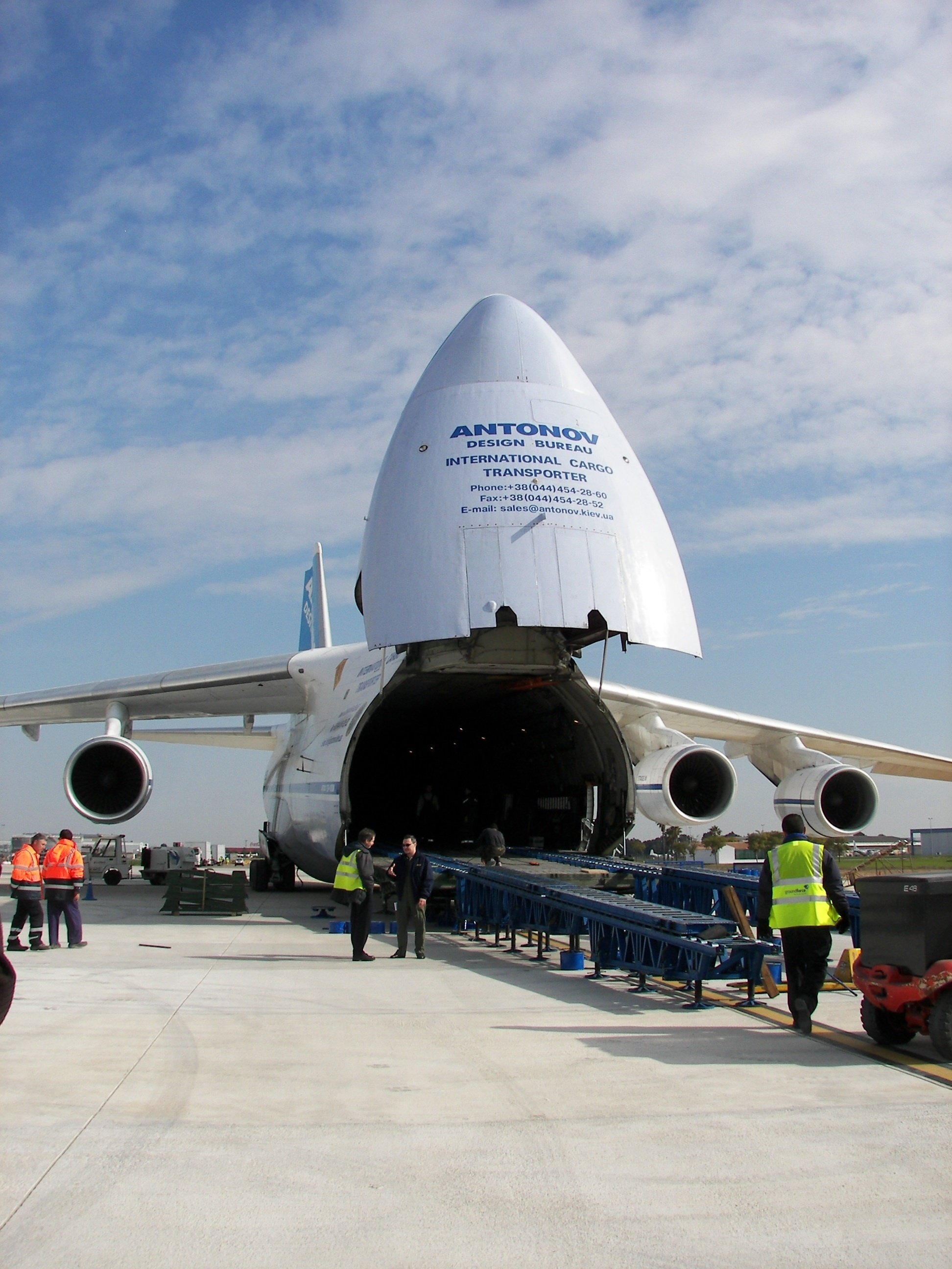 El Antonov 124, el segundo carguero más grande del mundo, visita el aeropuerto de San Pablo