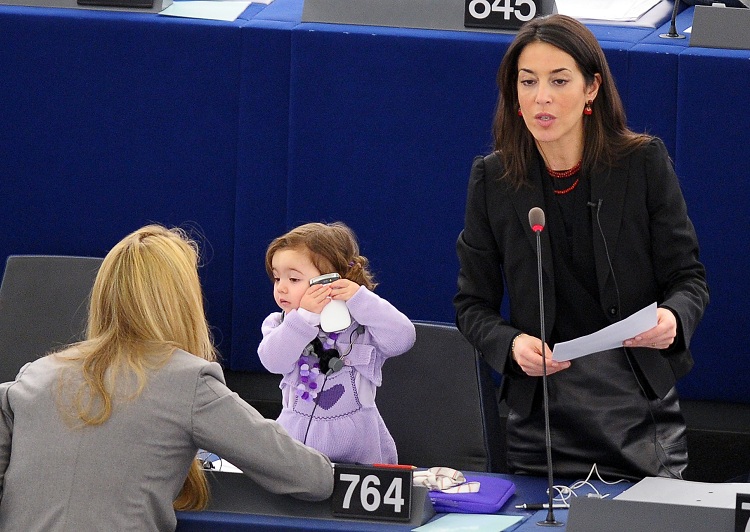 La eurodiputada Licia Ronzulli vuelve a ser la imagen de la conciliación