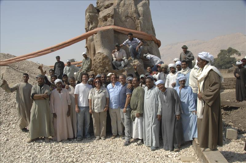 El tercer coloso de Memnon ya está en pie junto a sus hermanos en el Valle de los Reyes