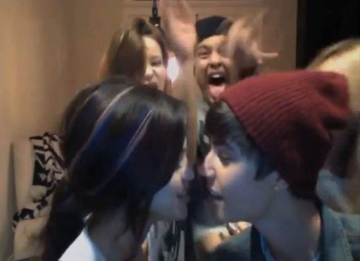 Justin Bieber y Selena Gomez, interrumpidos a punto de besarse