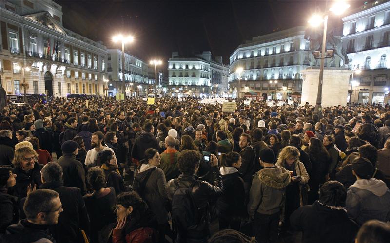 Miles de manifestantes protestan ante el PP de Madrid por lo ocurrido en Valencia