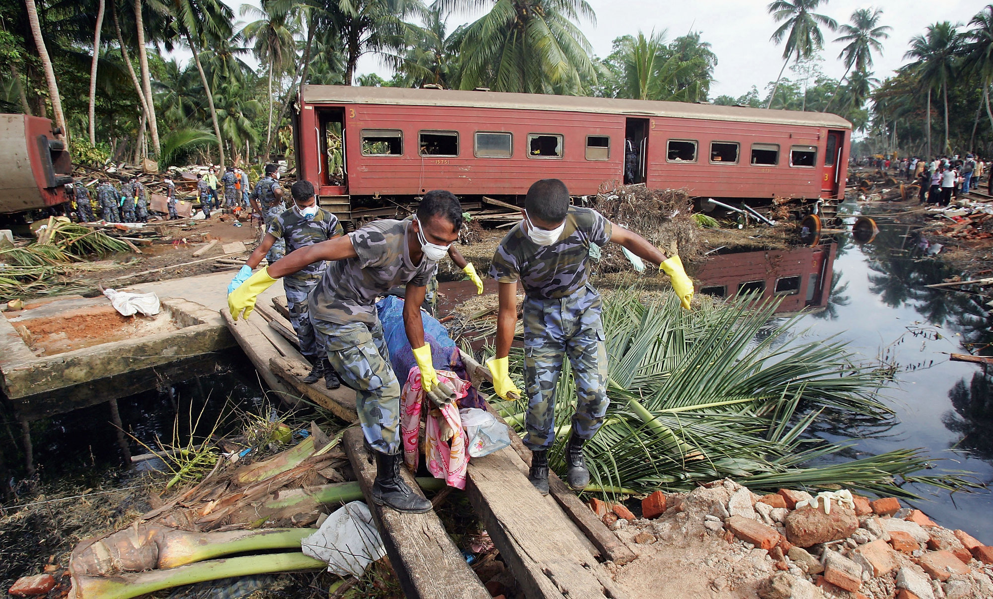 Какая самая крупная катастрофа. Железнодорожная катастрофа и ЦУНАМИ В Шри-Ланке, 2004 год. ЖД катастрофа Шри Ланка 2004. ЦУНАМИ 2004 года Шри Ланка. ЖД катастрофа в Шри Ланке 2004.