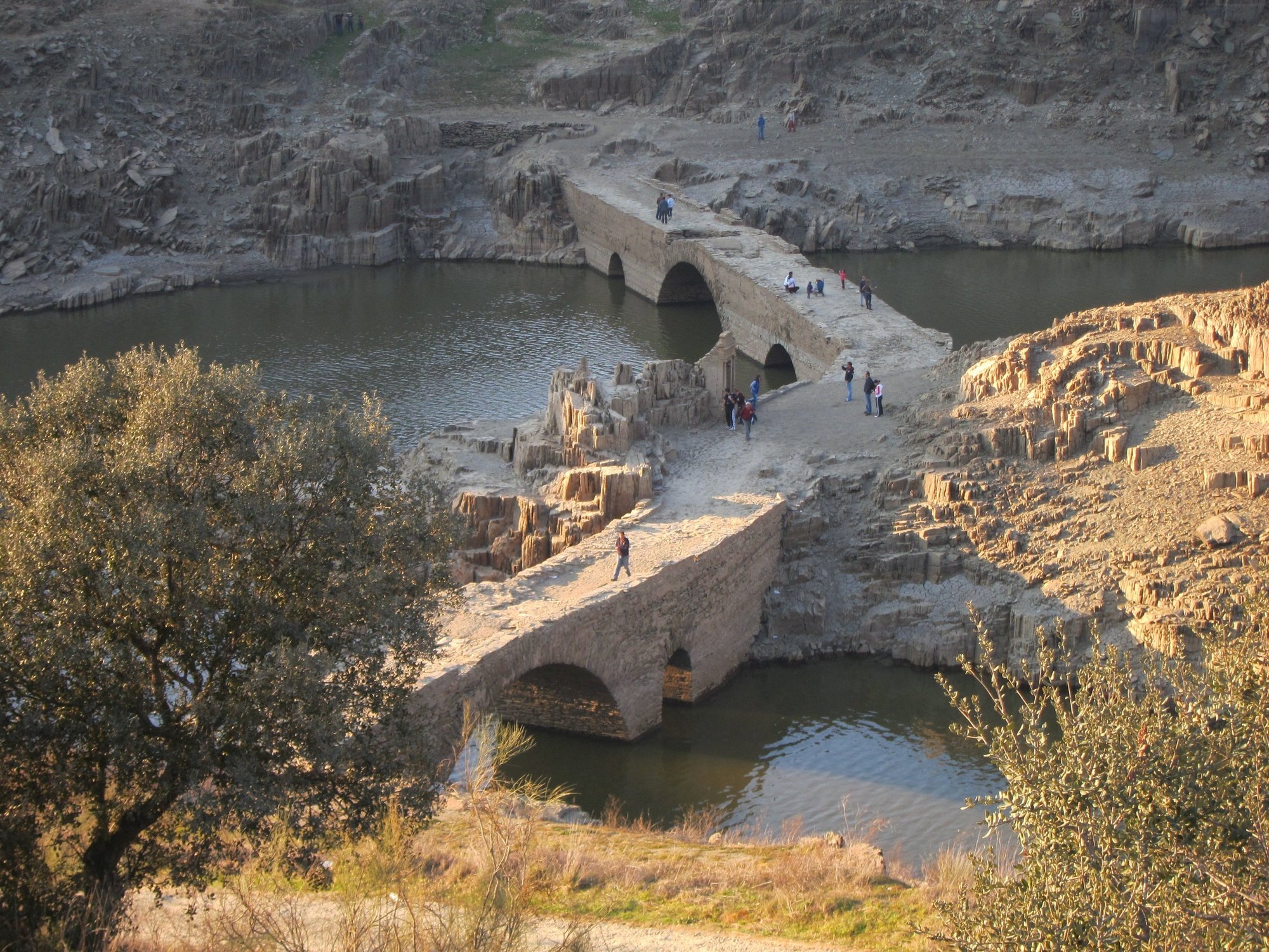 La sequía deja al descubierto dos puentes y una hornacina del siglo XVI en la cola del embalse de Alcántara (Cáceres)