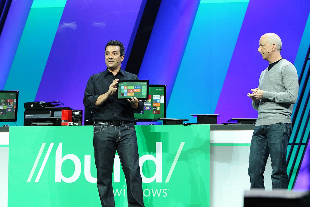 Microsoft presenta Windows 8 con idea de llevar su reinado en el PC hasta el móvil