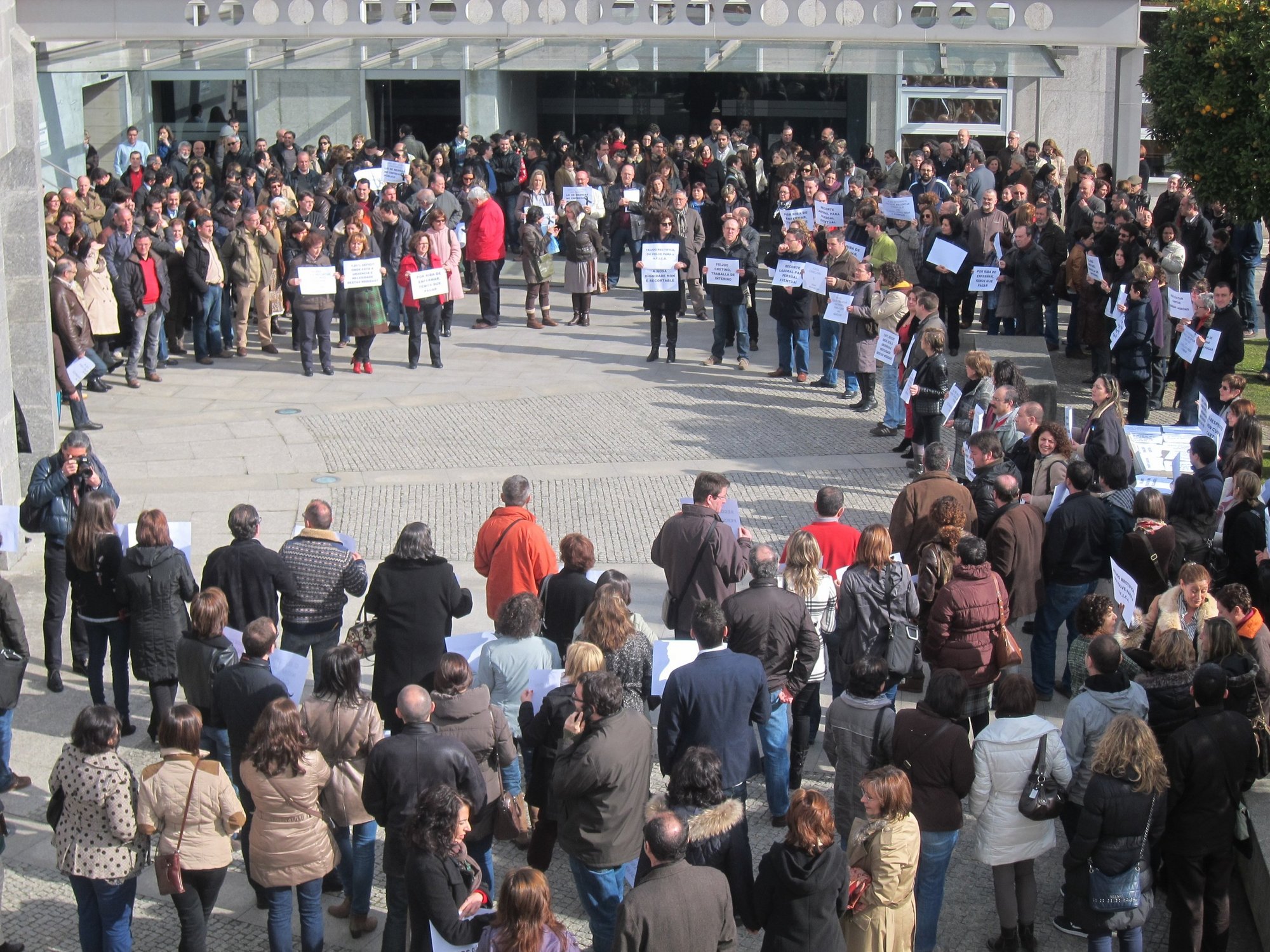 Centenares de empleados públicos se concentran en las ciudades gallegas y avisan de que seguirán las protestas