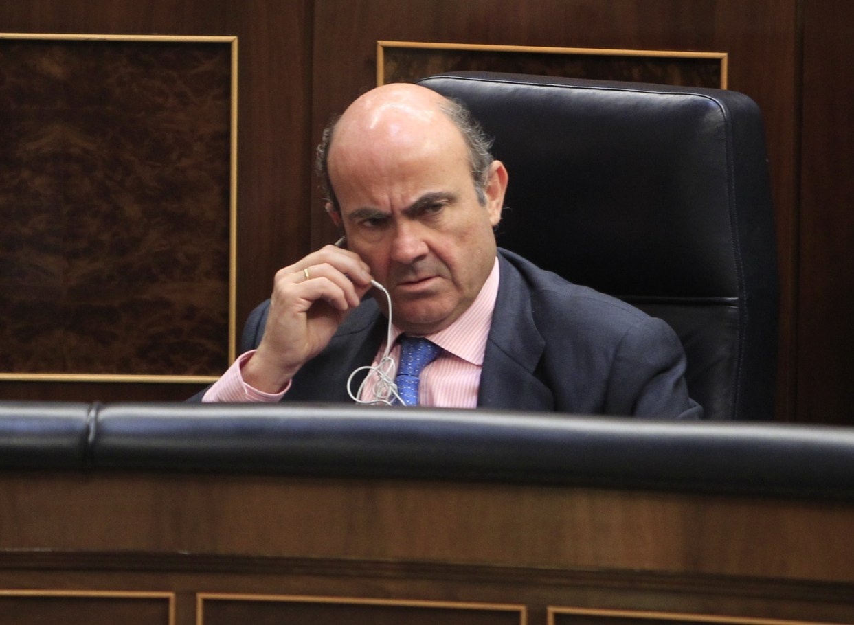 De Guindos dice que la inversión pública caerá un 40% en 2012 por la «herencia recibida» del PSOE