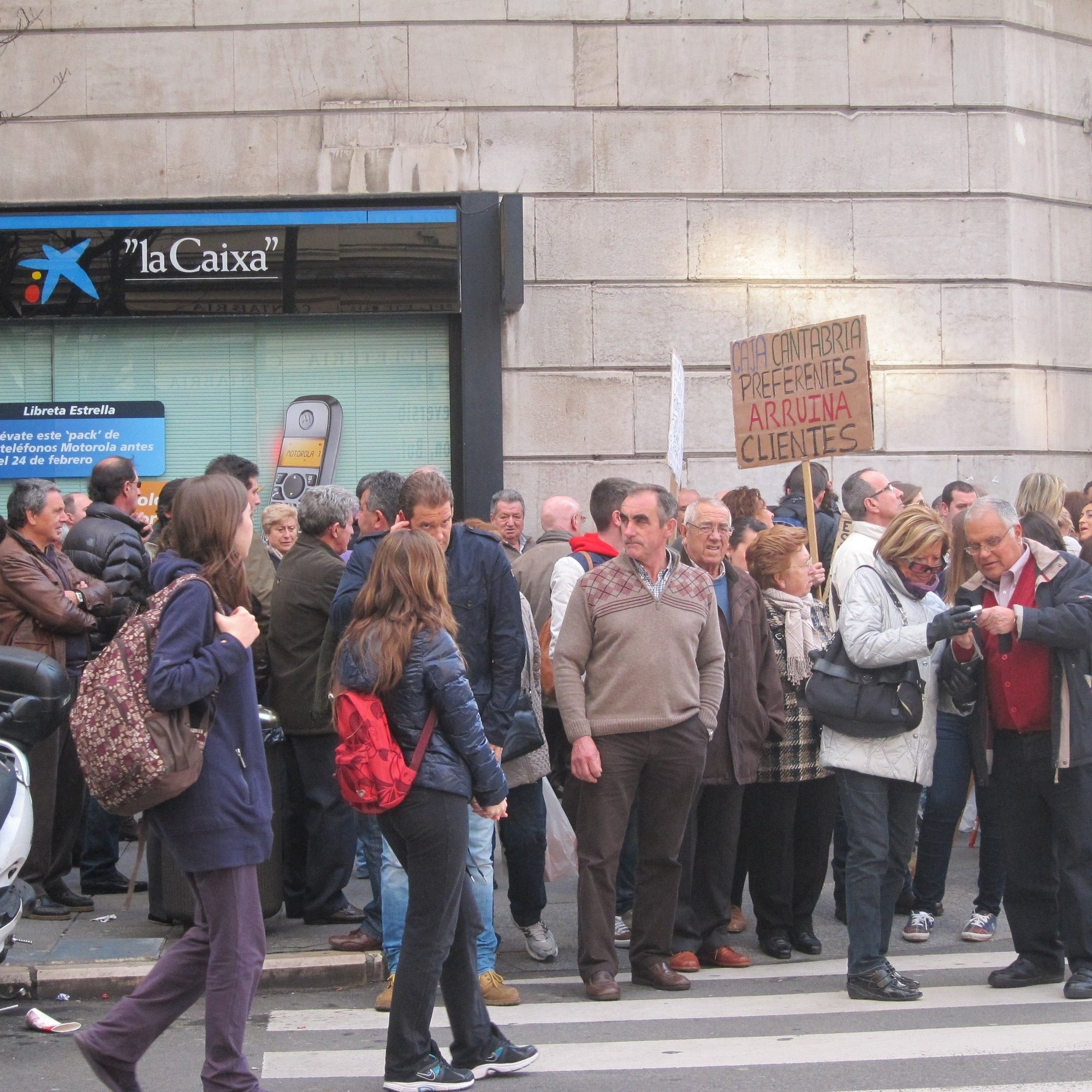 Unos 200 afectados por las preferentes protestan contra los intentos de las entidades bancarias de «dilatar» el proceso