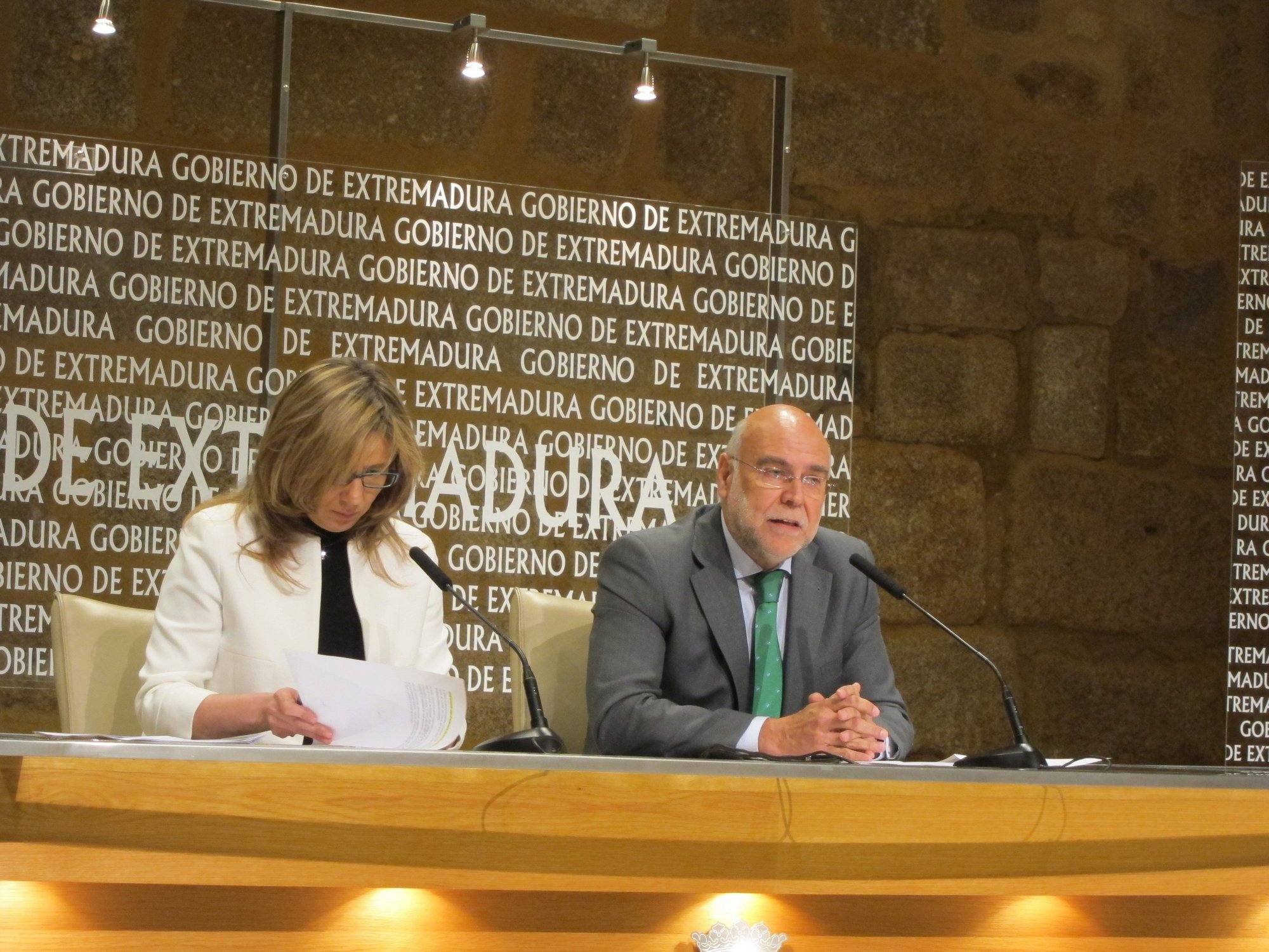 El Gobierno extremeño consulta la presentación de un recurso de inconstitucionalidad contra la suspensión de primas