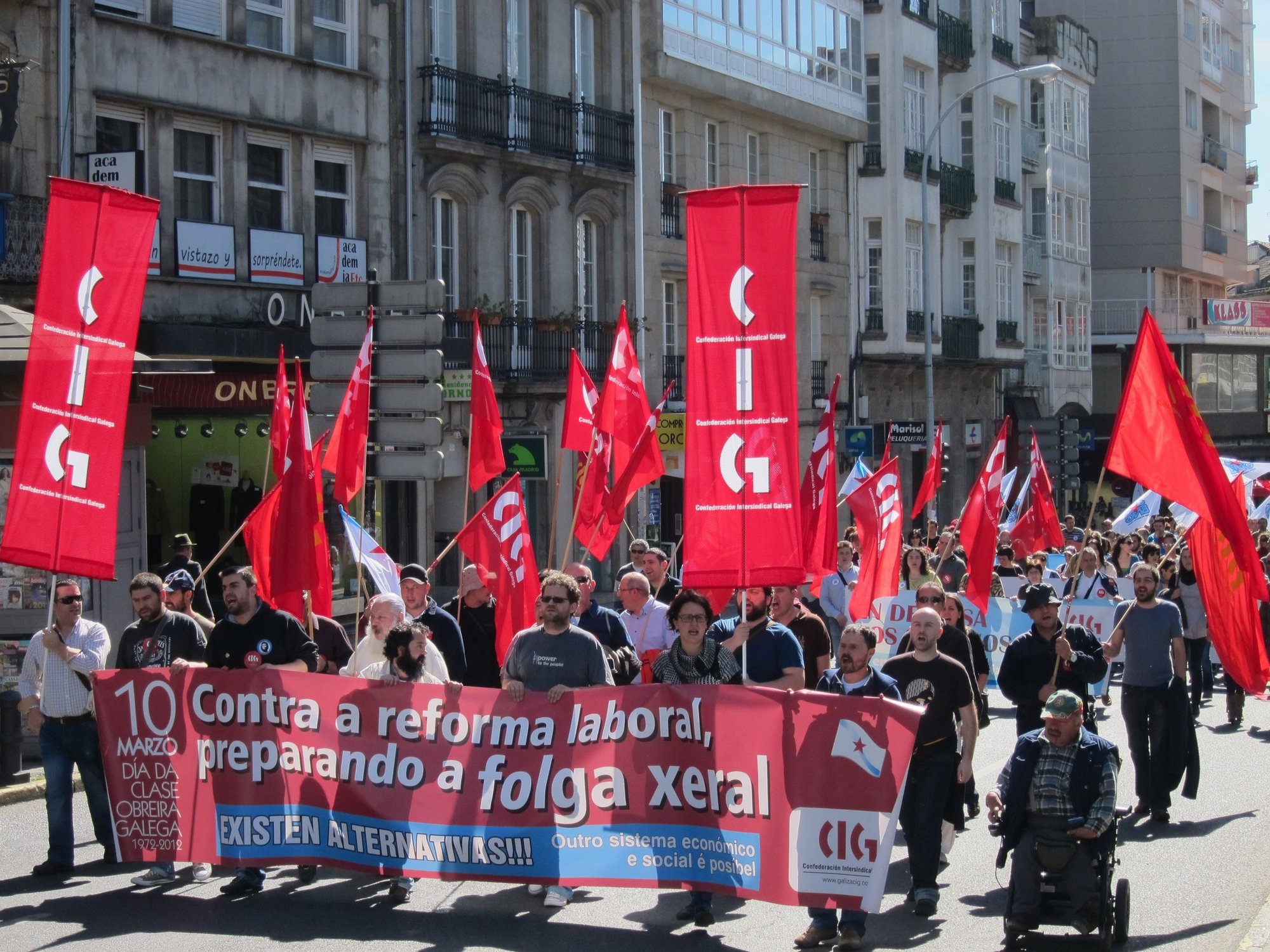 Miles de personas protestan en las ciudades gallegas contra la reforma laboral y llaman a la huelga
