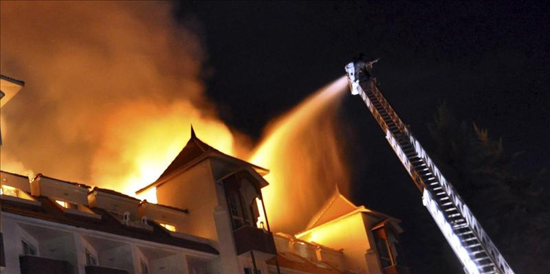 Mueren 11 obreros al incendiarse un hotel en obras en Estambul