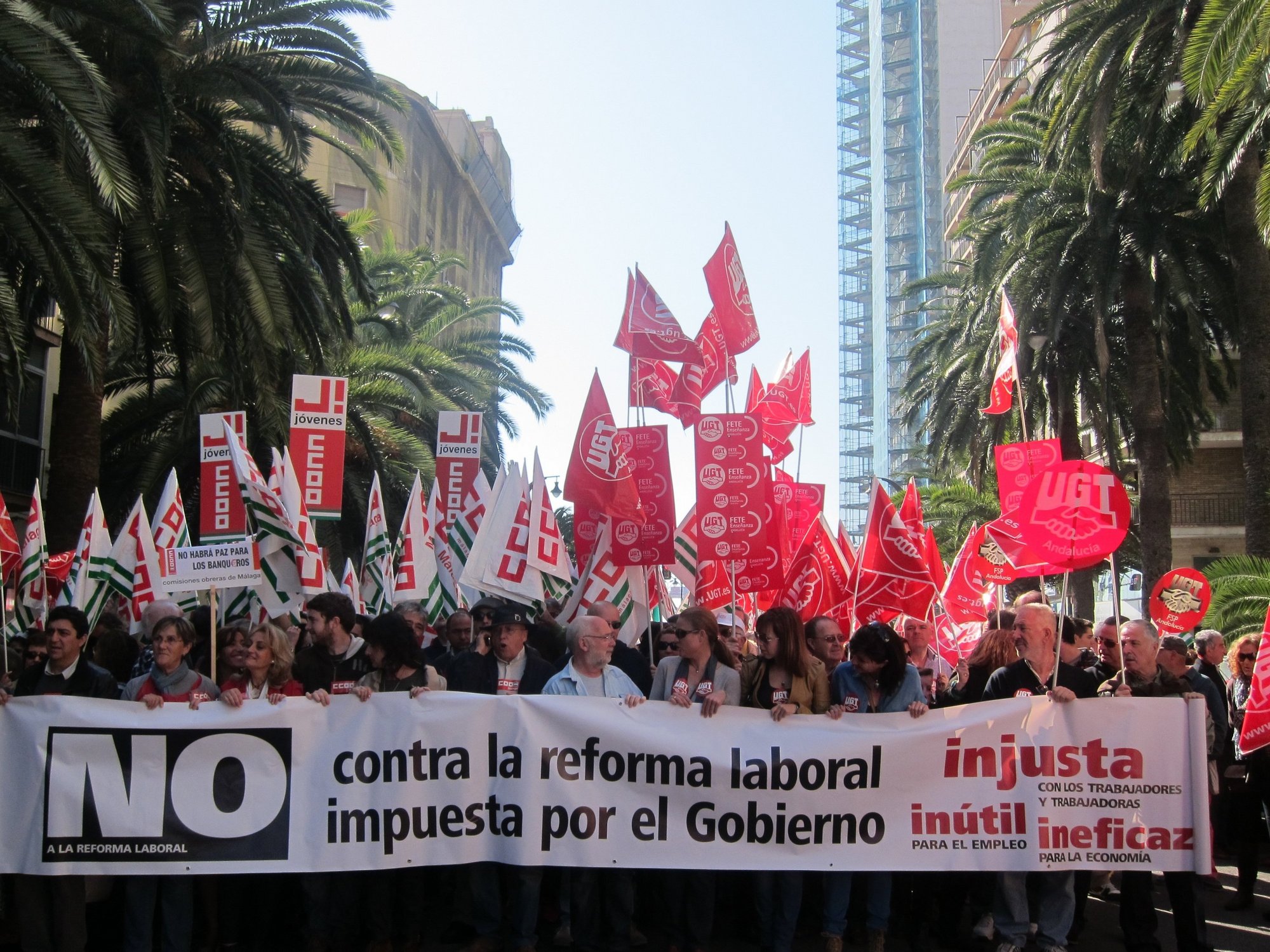 Unas 50.000 personas se manifiestan en Málaga para exigir al Gobierno «diálogo y acuerdo» frente a la…