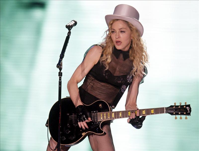 Madonna defiende a Adele de las declaraciones del diseñador Karl Lagerfeld