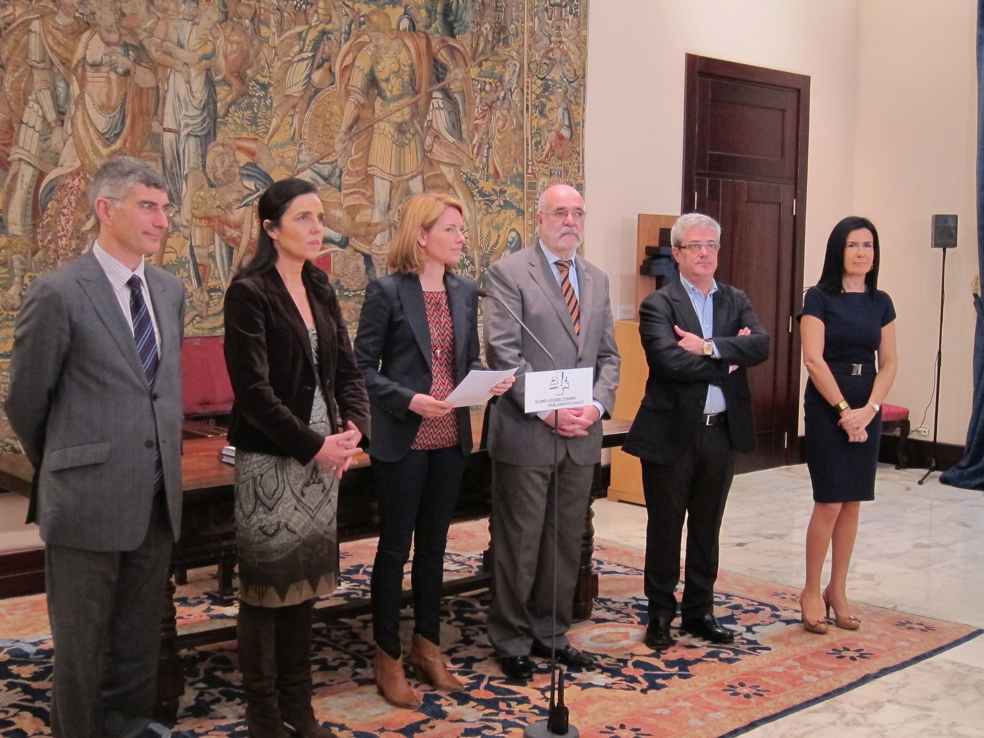 Presidenta del Parlamento vasco defiende que las cámaras autonómicas han de contribuir a dar respuestas ante la crisis