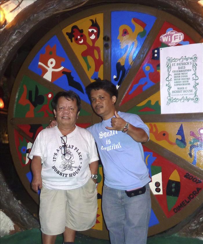 Un »bar del Hobbit» ayuda contra la discriminación a los enanos de Filipinas