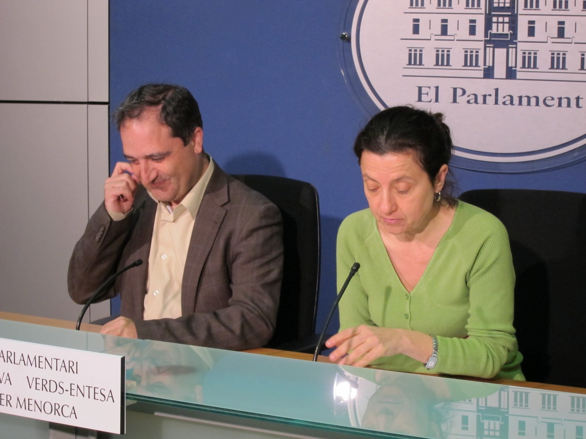 La presidenta del Parlamento Vasco afirma que hay que esforzarse para acercarse a los ciudadanos