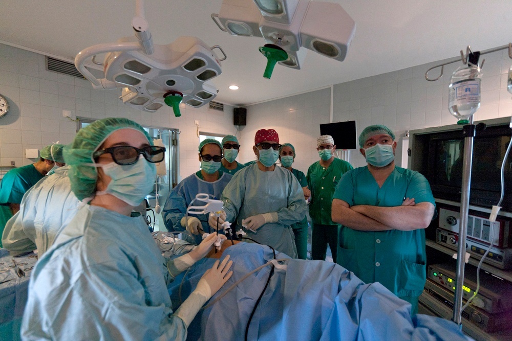 Cirujanos del Rocío (Sevilla) realizan una compleja operación sin necesidad de abrir el tórax en una niña